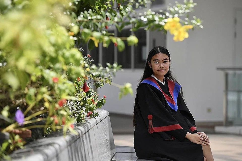 MINAT TERHADAP SEKITARAN: Cik Leila merupakan antara lulusan terbaik dan diiktiraf dengan Pingat Emas Ngee Ann Kongsi sewaktu majlis tamat pengajian ITE semalam. - Foto oleh DESMOND FOO