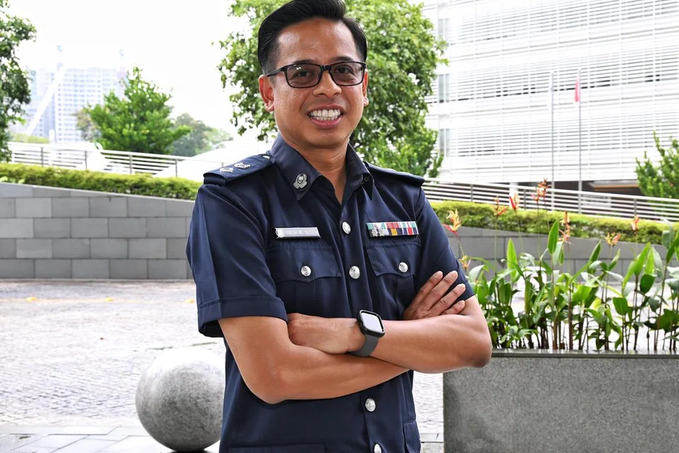Timbalan Superintenden (DSP) 2 Hamzah Mohamed Hussein adalah antara 981 pegawai Home Team yang menerima pengiktirafan di Majlis Penyampaian Anugerah Hari Kebangsaan Kementerian Ehwal Dalam Negeri (MHA) 2024 pada 13 November.