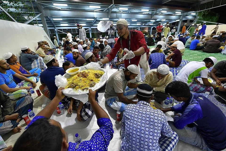 SAHUR TIDAK LAGI SAMA: Pekerja asing Muslim dapat bersahur beramai-ramai dan makan berdulang pada Ramadan tahun lalu, seperti yang dilihat di asrama The Leo di Kaki Bukit (gambar atas), tetapi berbeza keadaannya tahun ini. Orang ramai, termasuk pekerja asing, perlu menjaga jarak selamat bagi mengekang penularan Covid-19. - Foto fail