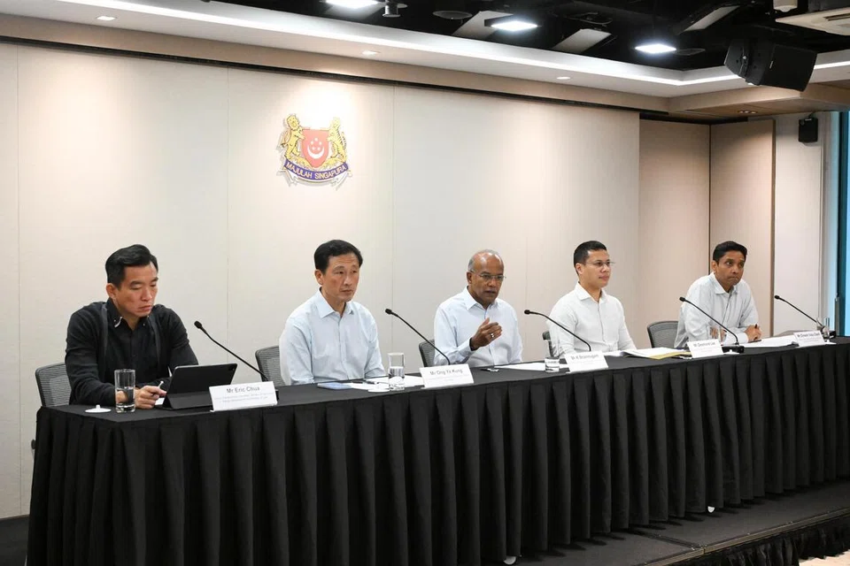 
USAHA MENENTANG ‘VAPE’: Menteri Penyelaras bagi Keselamatan Negara merangkap Menteri Ehwal Dalam Negeri, Encik K. Shanmugam (tiga dari kiri), berucap di sidang media pada 28 Ogos bersama (dari kiri) Setiausaha Parlimen Kanan (Pembangunan Sosial dan Keluarga merangkap Undang-Undang), Encik Eric Chua; Menteri Kesihatan, Encik Ong Ye Kung; Menteri Pendidikan, Encik Desmond Lee; dan Menteri Negara (Kebudayaan, Masyarakat dan Belia merangkap Tenaga Manusia), Encik Dinesh Vasu Dash.