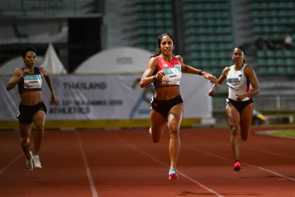 Ratu pecut negara, Shanti Pereira (tengah), memenangi acara 200 meter wanita dalam Sukan SEA 2025.