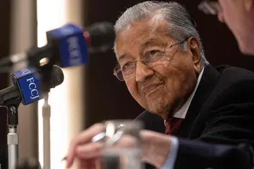 Dr MAHATHIR MOHAMAD: Bersedia bertemu Pengerusi Perikatan Nasional, Tan Sri Muhyiddin Yassin, untuk membincangkan kerjasama mereka yang akan datang.