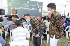 PERGIAT KUMPUL DANA: Darul Arqam antara lain merancang anjur Gerai Ramadan di premis mereka semasa bulan puasa akan datang bagi pertingkat kunjungan tetap ke persatuan itu dengan harapan menarik lebih ramai bayar zakat dan menderma kepada persatuan tersebut. Gambar ini diambil di acara pemberian zakat di Darul Arqam Ramadan lalu dengan Mayor CDC South East, Encik Fahmi Aliman (tengah) dilihat beramah dengan salah seorang benefisiari. - Foto DARUL ARQAM