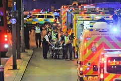 SERANGAN TERBARU: Pegawai polis dan anggota khidmat kecemasan semasa mengadakan operasi menyelamat seorang yang cedera selepas serangan pengganas di London Bridge di London pada Sabtu lalu - insiden hampir serupa dengan serangan yang dilakukan pengganas tunggal Khalid Masood di Westminster Bridge di London pada Mac lalu. - Foto AFP 