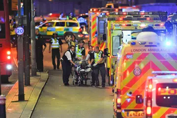 SERANGAN TERBARU: Pegawai polis dan anggota khidmat kecemasan semasa mengadakan operasi menyelamat seorang yang cedera selepas serangan pengganas di London Bridge di London pada Sabtu lalu - insiden hampir serupa dengan serangan yang dilakukan pengganas tunggal Khalid Masood di Westminster Bridge di London pada Mac lalu. - Foto AFP 