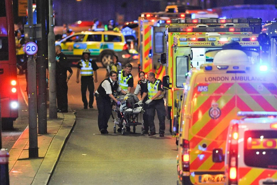 SERANGAN TERBARU: Pegawai polis dan anggota khidmat kecemasan semasa mengadakan operasi menyelamat seorang yang cedera selepas serangan pengganas di London Bridge di London pada Sabtu lalu - insiden hampir serupa dengan serangan yang dilakukan pengganas tunggal Khalid Masood di Westminster Bridge di London pada Mac lalu. - Foto AFP 