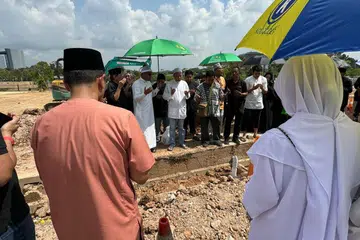 Jenazah Allahyarhamha Nona Asiah selamat dikebumikan pada pagi 31 Julai diiring keluarga dan kenalan rapat.