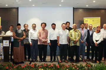 IKTIRAF SUMBANGAN: Encik Zaqy bersama antara pemimpin India Muslim yang hadir di sesi pendekatan Mendaki. 