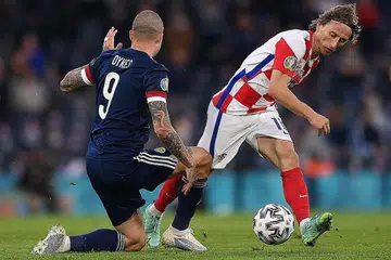 PEMAIN TUNGGAK: Kapten Croatia, Luka Modric (kanan) berjaya menunjukkan persembahan yang cemerlang dan berjaya menjaringkan satu gol dalam kemenangan 3-1 ke atas Scotland awal pagi semalam, sekali gus membantu pasukannya untuk layak ke pusingan kalah mata Euro 2020. - Foto AFP