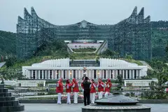 Gambar yang diambil pada 14 Ogos 2025 ini menunjukkan beberapa wanita merakam gambar dengan latar Istana Presiden di Taman Kusuma Bangsa di Ibu Kota Nusantara (IKN), ibu negara baru Indonesia yang dirancang di Kalimantan Timur. Setahun selepas perasmiannya, Nusantara yang sepatutnya menjadi pusat pentadbiran baru negara menarik kehadiran pelancong dan pekerja binaan, namun kebanyakan bangunan ikonik termasuk istana presiden serta jajaran jalan terbaru masih sunyi tanpa kehidupan. Projek legasi bekas presiden Joko Widodo itu kini berdepan pemotongan bajet, kelewatan pembinaan, serta kurangnya minat di bawah kepimpinan baharu yang memberi tumpuan kepada projek mega sosial.