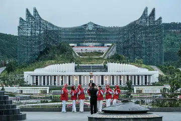 Gambar yang diambil pada 14 Ogos 2025 ini menunjukkan beberapa wanita merakam gambar dengan latar Istana Presiden di Taman Kusuma Bangsa di Ibu Kota Nusantara (IKN), ibu negara baru Indonesia yang dirancang di Kalimantan Timur. Setahun selepas perasmiannya, Nusantara yang sepatutnya menjadi pusat pentadbiran baru negara menarik kehadiran pelancong dan pekerja binaan, namun kebanyakan bangunan ikonik termasuk istana presiden serta jajaran jalan terbaru masih sunyi tanpa kehidupan. Projek legasi bekas presiden Joko Widodo itu kini berdepan pemotongan bajet, kelewatan pembinaan, serta kurangnya minat di bawah kepimpinan baharu yang memberi tumpuan kepada projek mega sosial.