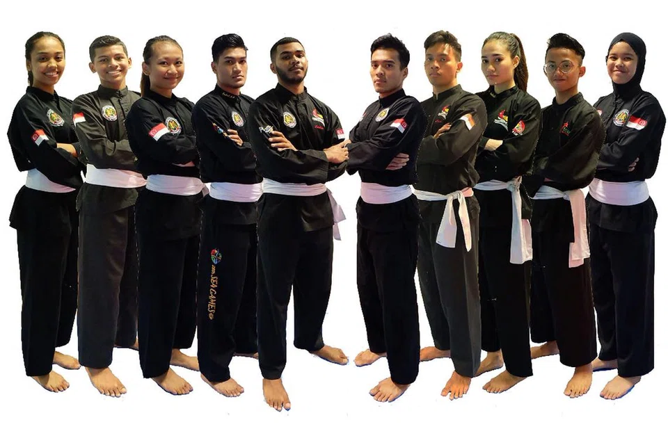 PERJUANG NASIB PESILAT: Inilah anggota Suruhanjaya Atlit yang dibentuk Persisi sebagai menjadi 'jambatan' antara atlit dengan pihak pengurusan. (Dari kiri) ialah Siti Nazurah Mohd Yusoff (anggota), Sheik Fayz Sheik Alau'ddin (anggota), Nurzuhairah Mohd Yazid (anggota), Muhammad Iqbal Abdul Rahman (anggota), Sheik Farhan Sheik Alau'ddin (pembantu ketua), Muhammad Shakir Juanda (ketua), Muhammad Nur Alfian Juma'en (pembantu ketua), Nurul Suhaila Mohd Saiful (anggota), Muhammad Hazim Mohd Yusli (anggota) dan Nurul Irbah Muhammad Razali (Member). - Foto PERSISI