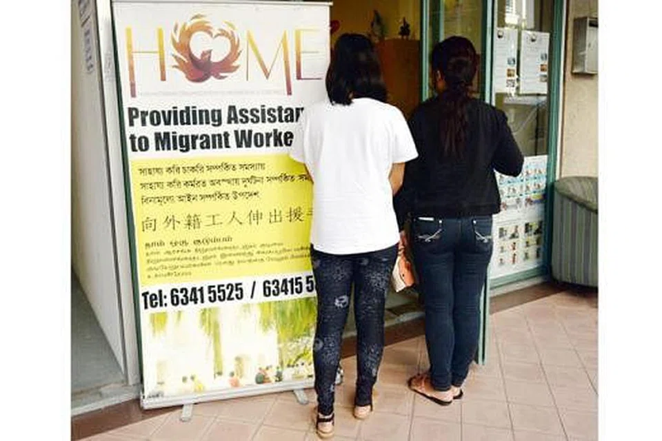 PENGALAMAN BERBEZA: Cik Jue (kanan) ingin terus bekerja di Singapura demi mencari rezeki bagi menampung lima anaknya di Filipina, sementara rakan senegaranya Cik Rose (kiri) ingin kembali ke tanah air.