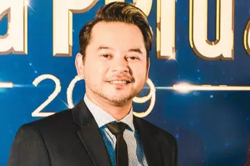 IZZAT YUSOFF: Tabah mengharungi pasang surut kerjaya lakonan dengan menasihati bakat baru agar bersabar dengan situasi bak musim yang bertukar silih berganti.