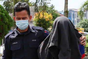 Tertuduh, Dr Anas Ramli (kanan), memohon untuk dibicarakan selepas kesemua tuduhan itu dibacakan di hadapan Hakim Wan Suhaila Mohd. 