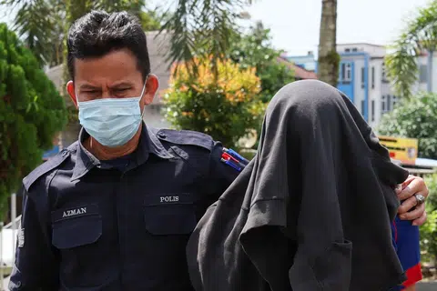 Tertuduh, Dr Anas Ramli (kanan), memohon untuk dibicarakan selepas kesemua tuduhan itu dibacakan di hadapan Hakim Wan Suhaila Mohd. 