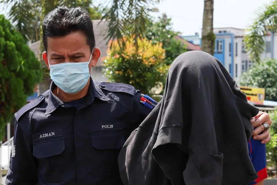 Tertuduh, Dr Anas Ramli (kanan), memohon untuk dibicarakan selepas kesemua tuduhan itu dibacakan di hadapan Hakim Wan Suhaila Mohd. 