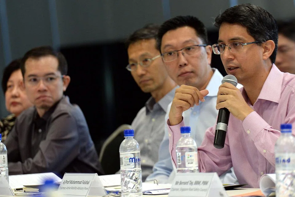 PANEL BENTANG SARANAN: Dr Faishal yang mempengerusikan Panel Penasihat Pergerakan Aktif mendedahkan saranan panel itu dalam satu sidang media di Hort Park semalam. - Foto TAUFIK A. KADER