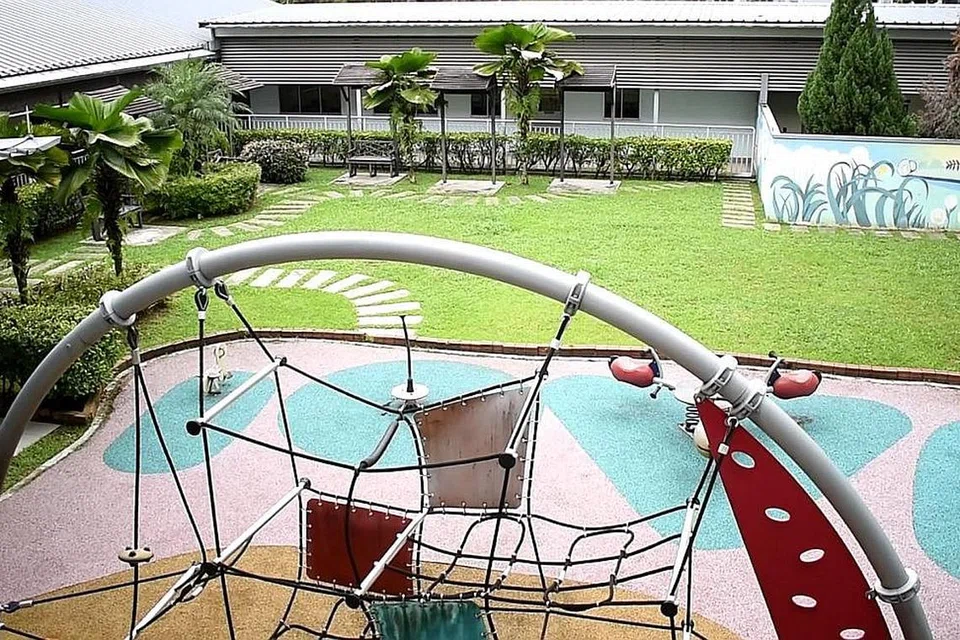 SOKONGAN BUAT MANGSA: Keperluan asas klien di Casa Raudha (gambar atas) disediakan, seperti tempat tidur dan peralatan memasak dan mencuci pakaian. Klien juga boleh berkebun di kebun hidroponik sebagai sebahagian terapi mereka. - Foto CASA RAUDHA