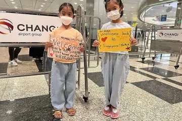 SAMBUT KEPULANGAN NENEK: Dua cilik ini menyiapkan kata-kata aluan selamat pulang bagi nenek tersayang. - Foto-Foto BH oleh HAKIM YUSOF 