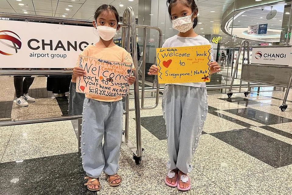 SAMBUT KEPULANGAN NENEK: Dua cilik ini menyiapkan kata-kata aluan selamat pulang bagi nenek tersayang. - Foto-Foto BH oleh HAKIM YUSOF 