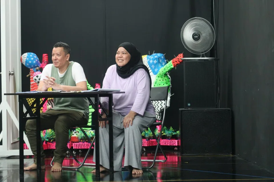 Sani Hussin (kiri) dan Dalifah Shahril (kanan) meneroka tema satira politik dan perwakilan minoriti dalam ‘Geng Rebut Cabinet’.