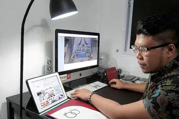 TEROKA E-DAGANGAN: Encik Hasyim kini sedang berusaha menubuhkan wadah dalam talian untuk RH Fashion bagi memastikan ia kekal relevan dan dapat memberi pilihan kepada pelanggan ada. - Foto ihsan HISYAM HASBULLAH