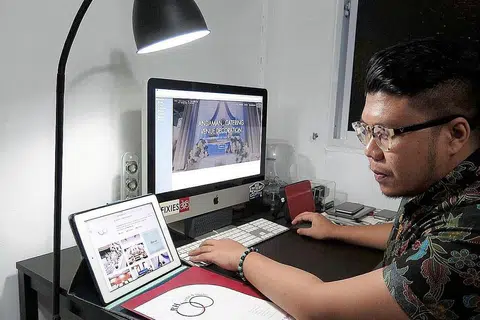 TEROKA E-DAGANGAN: Encik Hasyim kini sedang berusaha menubuhkan wadah dalam talian untuk RH Fashion bagi memastikan ia kekal relevan dan dapat memberi pilihan kepada pelanggan ada. - Foto ihsan HISYAM HASBULLAH