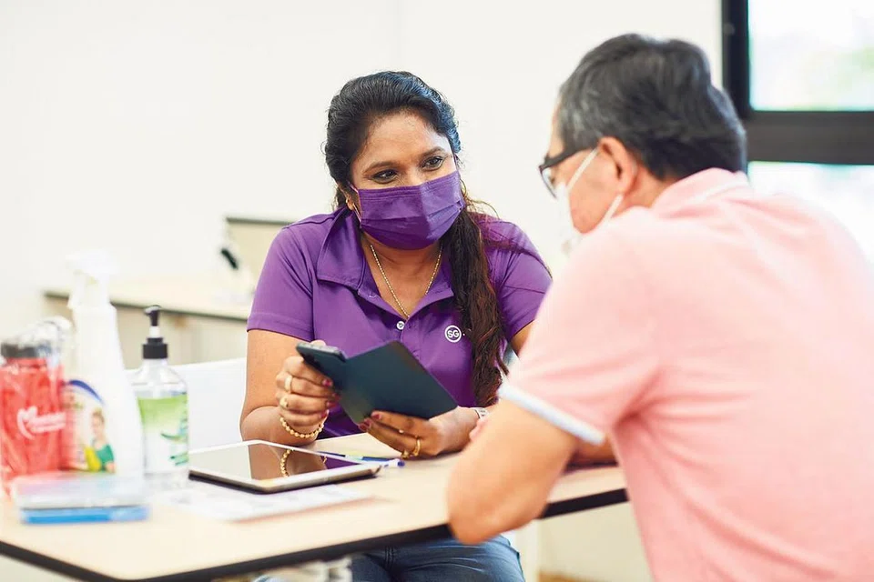 Sebagai duta digital, Cik Santhi d/o Gopal Krishnan melengkapkan warga emas dengan kemahiran yang diperlukan untuk mengharungi dunia digital. 