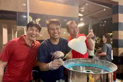 Wajah baru Parti Pekerja (WP), Encik Abdul Muhaimin Abdul Malik (tengah), pengurus hartanah kanan di Majlis Bandaran Aljunied-Hougang (AHTC), telah dilihat bergambar dengan AP GRC Sengkang, Encik Louis Chua (kanan) dan Profesor Madya Jamus Lim.