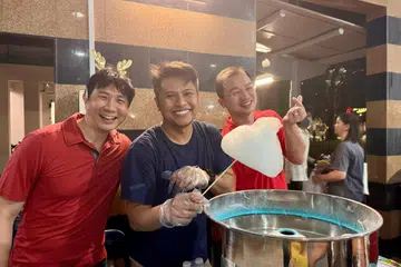 Wajah baru Parti Pekerja (WP), Encik Abdul Muhaimin Abdul Malik (tengah), pengurus hartanah kanan di Majlis Bandaran Aljunied-Hougang (AHTC), telah dilihat bergambar dengan AP GRC Sengkang, Encik Louis Chua (kanan) dan Profesor Madya Jamus Lim.