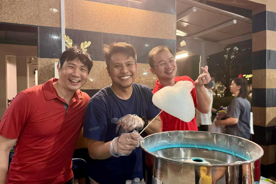 Wajah baru Parti Pekerja (WP), Encik Abdul Muhaimin Abdul Malik (tengah), pengurus hartanah kanan di Majlis Bandaran Aljunied-Hougang (AHTC), telah dilihat bergambar dengan AP GRC Sengkang, Encik Louis Chua (kanan) dan Profesor Madya Jamus Lim.
