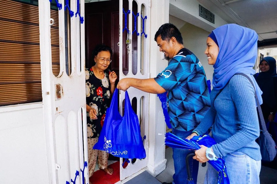 Beg mengandungi barangan keperluan runcit diagihkan kepada penduduk warga emas di Blok 25 Beach Road.