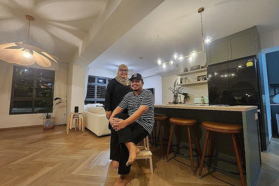 DAPUR MENJADI TUMPUAN: Cik Noorqariana dan suami Encik Mohamad Shahrizan merancang kawasan dapur mereka dengan lebih teliti kerana akan meluangkan masa yang banyak di sana. - Foto ihsan CIK NOORQARIANA MASOWARI