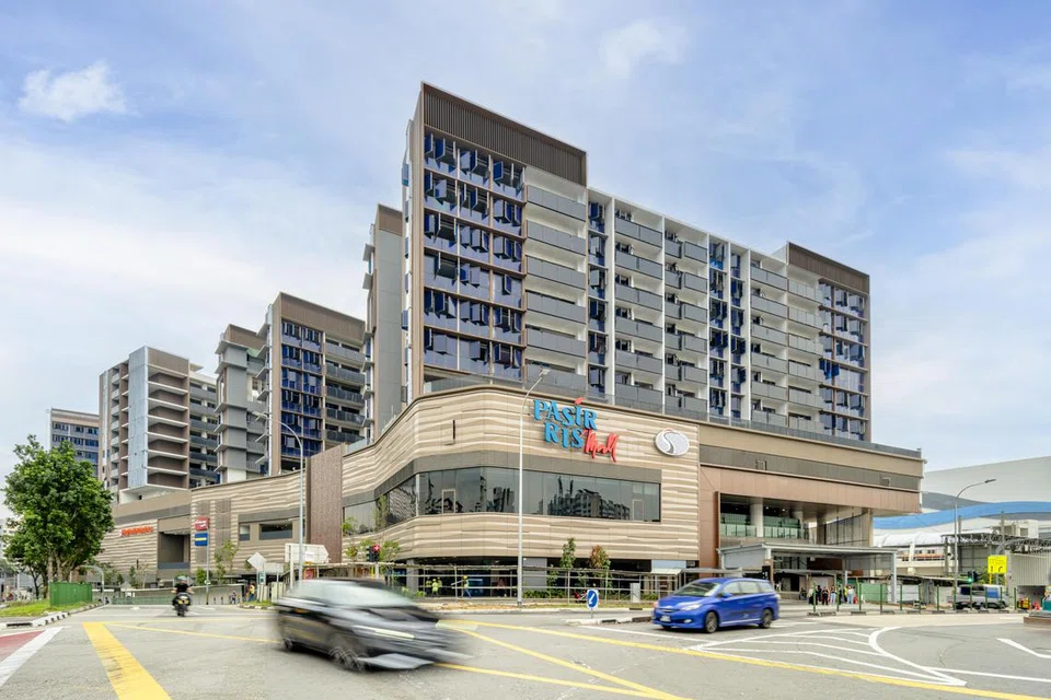 Pusat Pertukaran Bas Pasir Ris baru ini terletak di dalam Hab Pengangkutan Bersepadu (ITH) yang bersambung dengan pusat beli-belah Pasir Ris Mall, yang telah dibuka pada Julai 2024.