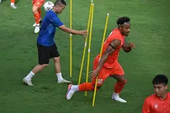 Rafaelson (tengah) berlatih bersama pasukan Vietnam di Hanoi pada 29 Julai. Penyerang kelahiran Brazil itu akan menjadi ancaman utama apabila Vietnam menentang Singapura pada 31 Julai.