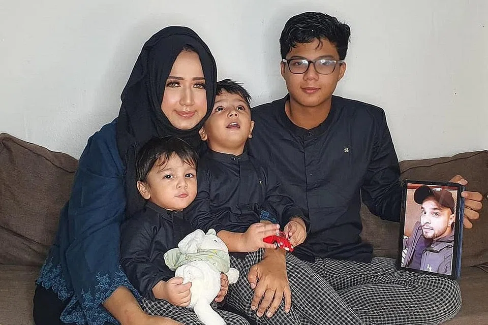 TERUJA UNTUK BERTEMU SEMULA: Cik Rafeeda tidak sabar agar beliau dan anak-anaknya Mustaqeem Ahmad Wangnoo, dua tahun; Muneer Ahmad Wangnoo, tiga tahun dan Isyraf Mohammed, 17 tahun, dapat bertemu semula suami dan bapa mereka, Encik Manzoor Ahmad Wangnoo, 32 tahun, di India untuk menyambut Hari Raya Haji.- Foto ihsan RAFEEDA WANGNOO
