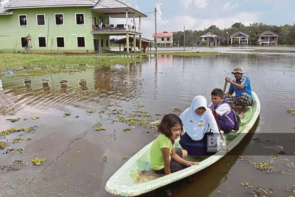 Penduduk terpaksa menggunakan pengangkutan bot untuk menghantar ke sekolah dkanak-kanak selepas kediaman mereka dikatakan dinaiki air di Kampung Lanchang.