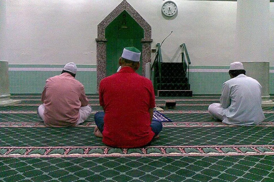 MASJID BERSEJARAH: Gambar atas menunjukkan ruang solat yang akan dipasang sistem hawa dingin bagi keselesaan jemaah. - Foto-foto MASJID JAMAE CHULIA.