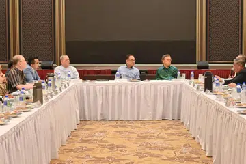 ADAKAN PERBINCANGAN: Datuk Seri Anwar Ibrahim (tengah) mempengerusikan Mesyuarat Majlis Perundingan Pimpinan Kerajaan Perpaduan di Putrajaya pada Selasa malam.