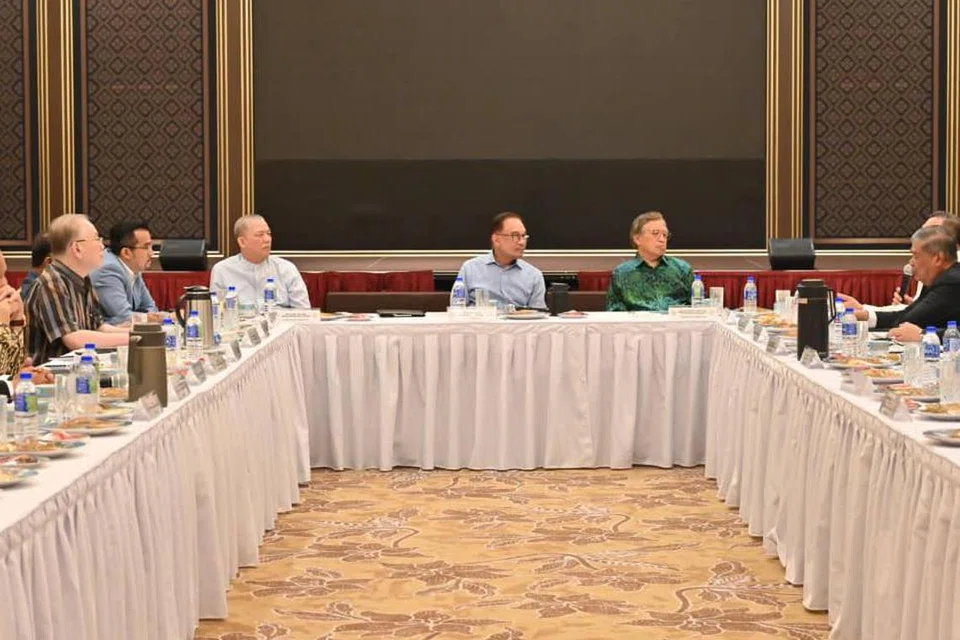 ADAKAN PERBINCANGAN: Datuk Seri Anwar Ibrahim (tengah) mempengerusikan Mesyuarat Majlis Perundingan Pimpinan Kerajaan Perpaduan di Putrajaya pada Selasa malam.