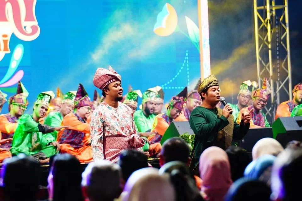 PERSEMBAHAN MERIAH: Kumpulan dikir barat Kelana Purba memeriahkan suasana semasa konsert di Wisma Geylang Serai (WGS) pada 10 Januari. Digelar ‘Konsert Warna-Warni Wisma Geylang Serai’, konsert itu sebagai sebahagian daripada sambutan ulang tahun ketujuh WGS.