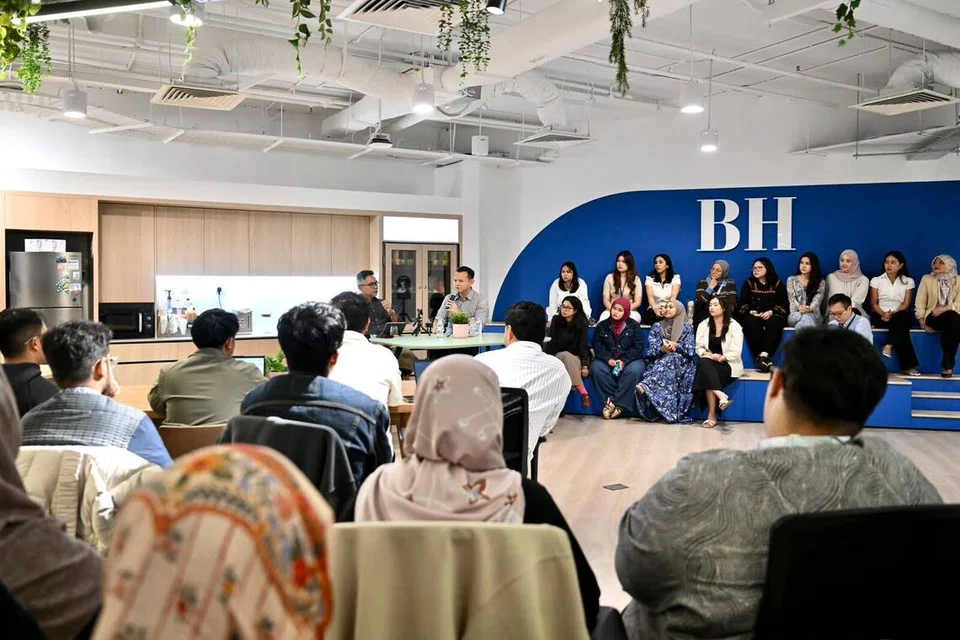 Pemangku Menteri Bertanggungjawab bagi Ehwal Masyarakat Islam, Encik Zaqy Mohamad (kanan), mengadakan sesi perkongsian semasa lawatan beliau ke bilik berita Berita Harian (BH) pada 14 Oktober. Di sebelah kanan beliau ialah Editor Berita Harian, Encik Nazry Mokhtar.