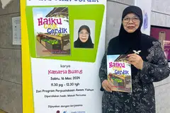 Kamaria Buang melancarkan buku barunya, Haiku Cilik Cerdik, pada 16 Mac. Buku itu mengenalkan pembacanya kepada beberapa jenis buah-buahan dan sayur-sayuran dengan menggunakan ‘haiku’.