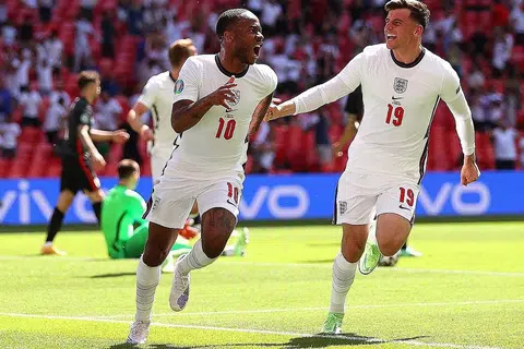 KEMENANGAN BESAR: Raheem Sterling (kiri) merai jaringannya yang memastikan England buat kali pertama mendapat tiga mata daripada perlawanan pertamanya dalam kejohanan ini. - Foto EPA-EFE
