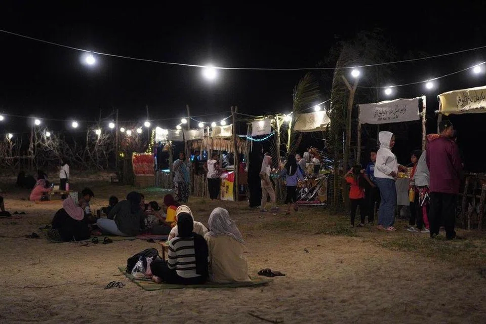 Deretan gerai menjual pelbagai juadah berkonsepkan tradisional klasik menarik kedatangan pengunjung untuk bersantai moreh dan bersahur di D’Ulek Pantai Pandak, Kuala Terengganu, Terengganu.