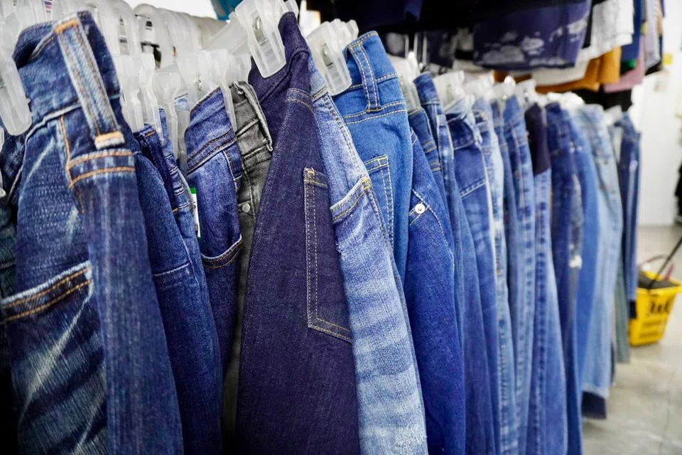 Jalan Jalan Japan (JJJ) menyediakan pilihan pakaian sopan serta jean berpotongan ‘retro’ seperti ‘bootcut’ dan ‘low-rise’.
