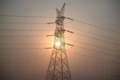 Matahari terbenam kelihatan di sebelah talian elektrik di bandar San Fernando, wilayah Pampanga, utara Manila, pada 16 April 2026