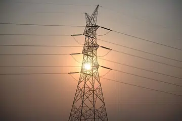 Matahari terbenam kelihatan di sebelah talian elektrik di bandar San Fernando, wilayah Pampanga, utara Manila, pada 16 April 2026