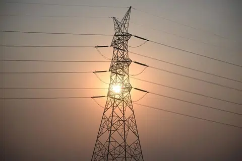 Matahari terbenam kelihatan di sebelah talian elektrik di bandar San Fernando, wilayah Pampanga, utara Manila, pada 16 April 2026